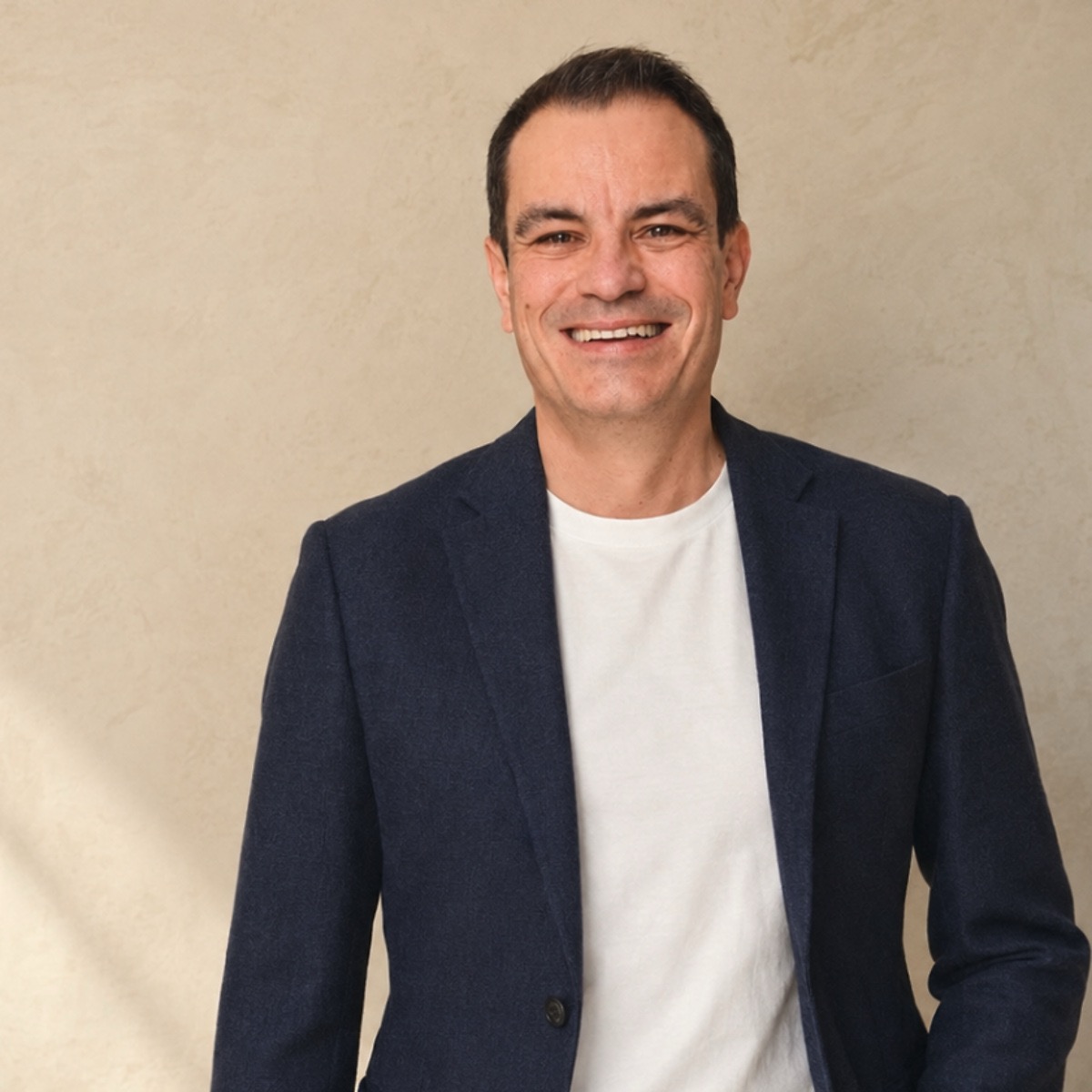 Mikon Raab vor warmem Papierhintergrund