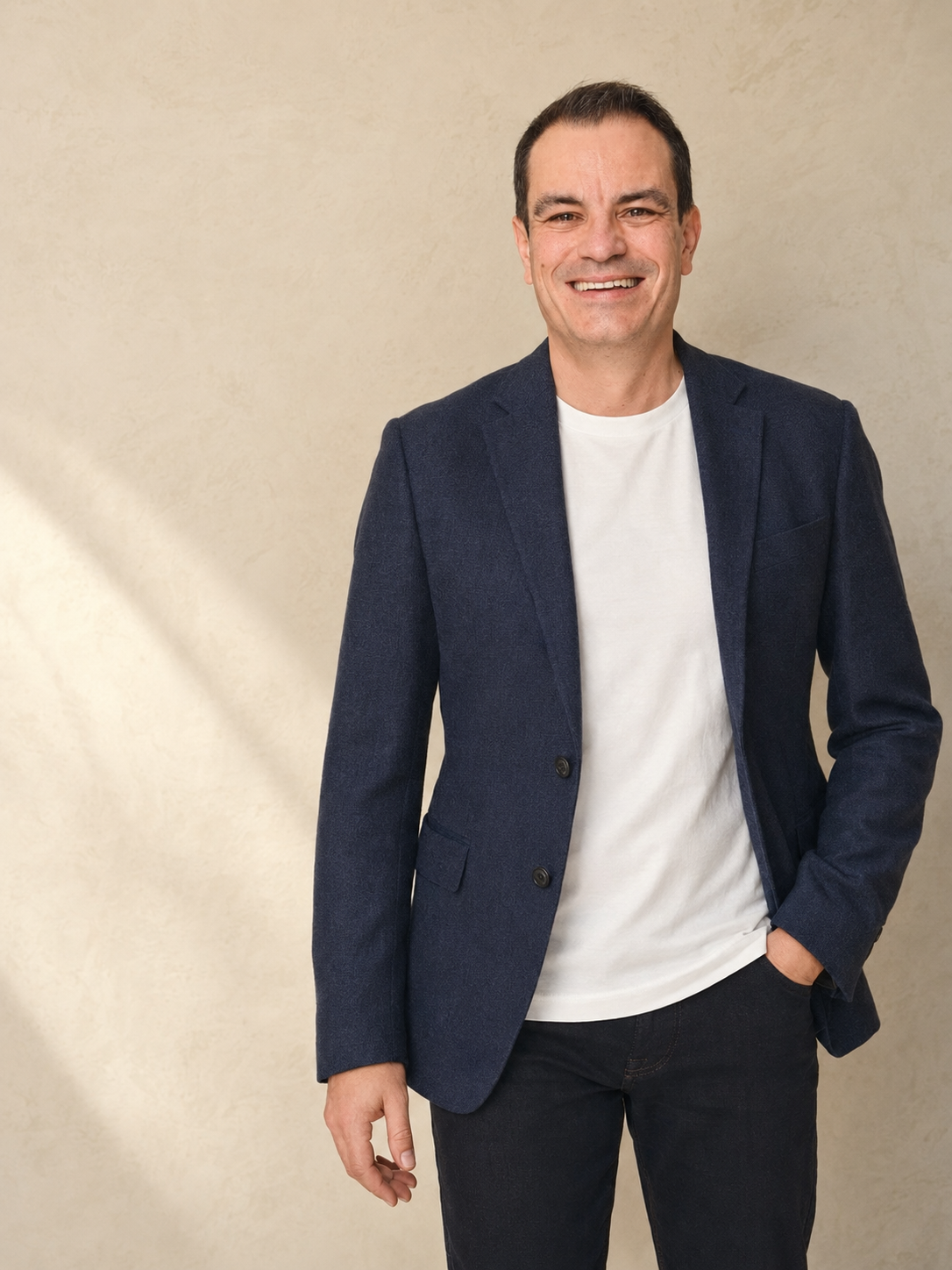 Mikon Raab im dunkelblauen Blazer